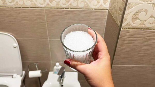 BeliceWeb.it - 7 cose che puoi fare in bagno con un bicchiere di sale grosso