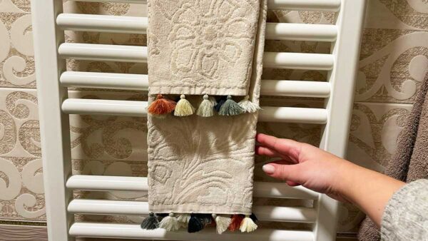 Gli asciugamani sul termosifone non rimarranno duri e ruvidi ma ritornano morbidi