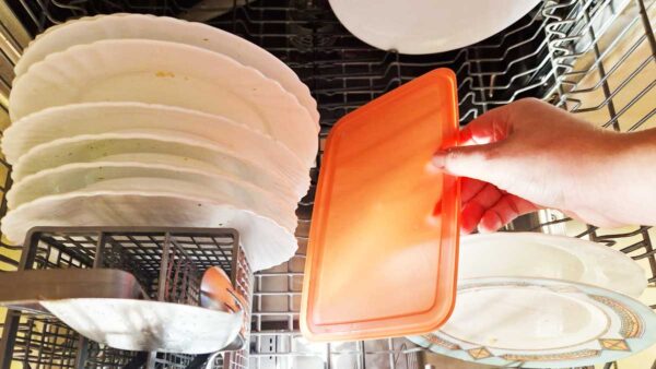 Non sciacquare i piatti prima di metterli in lavastoviglie!