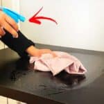 Spray fai da te per pulire tavolo e scrivania ogni giorno