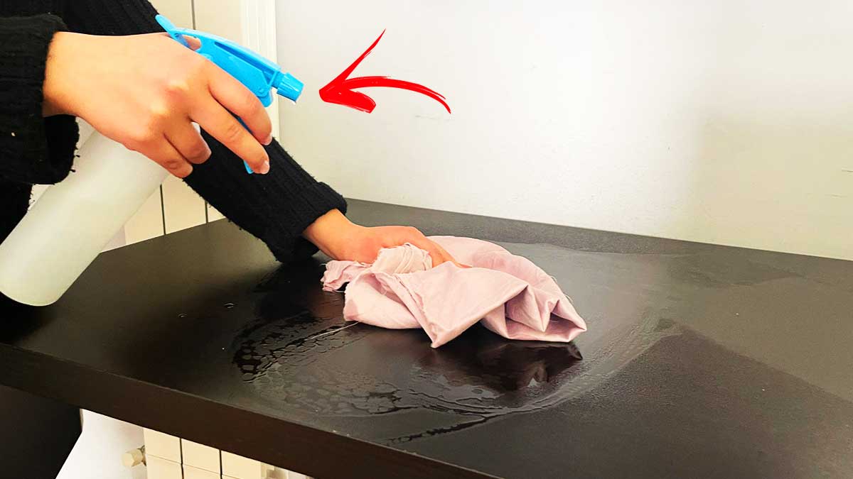 Spray fai da te per pulire tavolo e scrivania ogni giorno