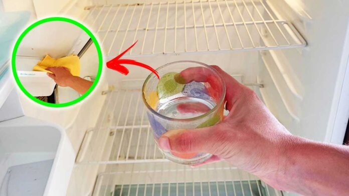 bicchiere-aceto-per-pulire-frigo