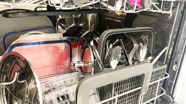 Come pulire il cestello della lavastoviglie e prevenire gli odori