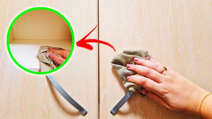 Come sgrassare i mobili della cucina dentro e fuori  --- (Fonte immagine: https://www.vivodibenessere.it/wp-content/uploads/2023/10/pulire-mobili-cucina-dentro-fuori-1-696x392.jpg)