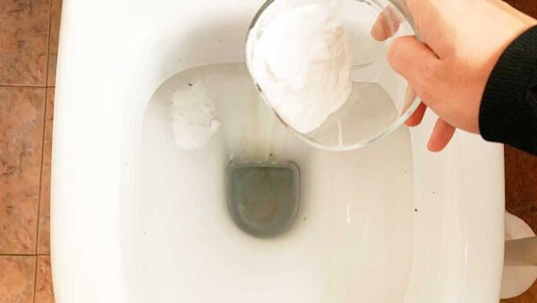 La strisciata di ruggine nel WC in bagno va via senza dover più faticare