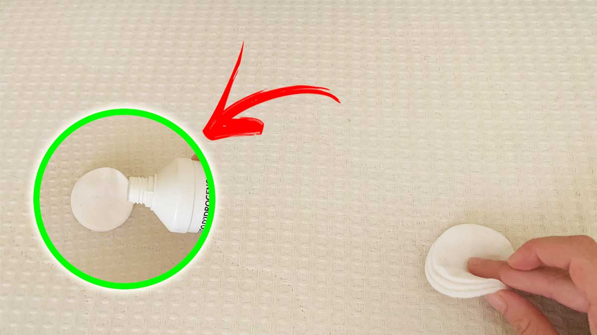 Come togliere le macchie di umidità dal materasso con l’acqua ossigenata