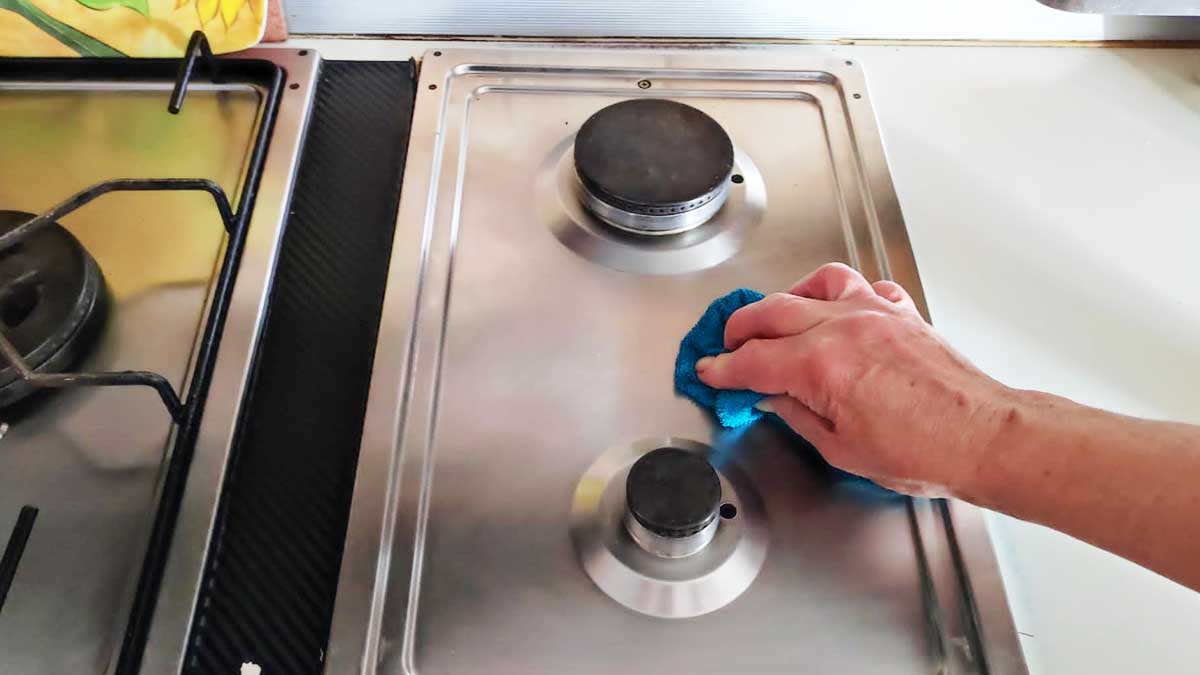 Qualsiasi piano in acciaio viene lucido e senza aloni d’acqua con questo preparato