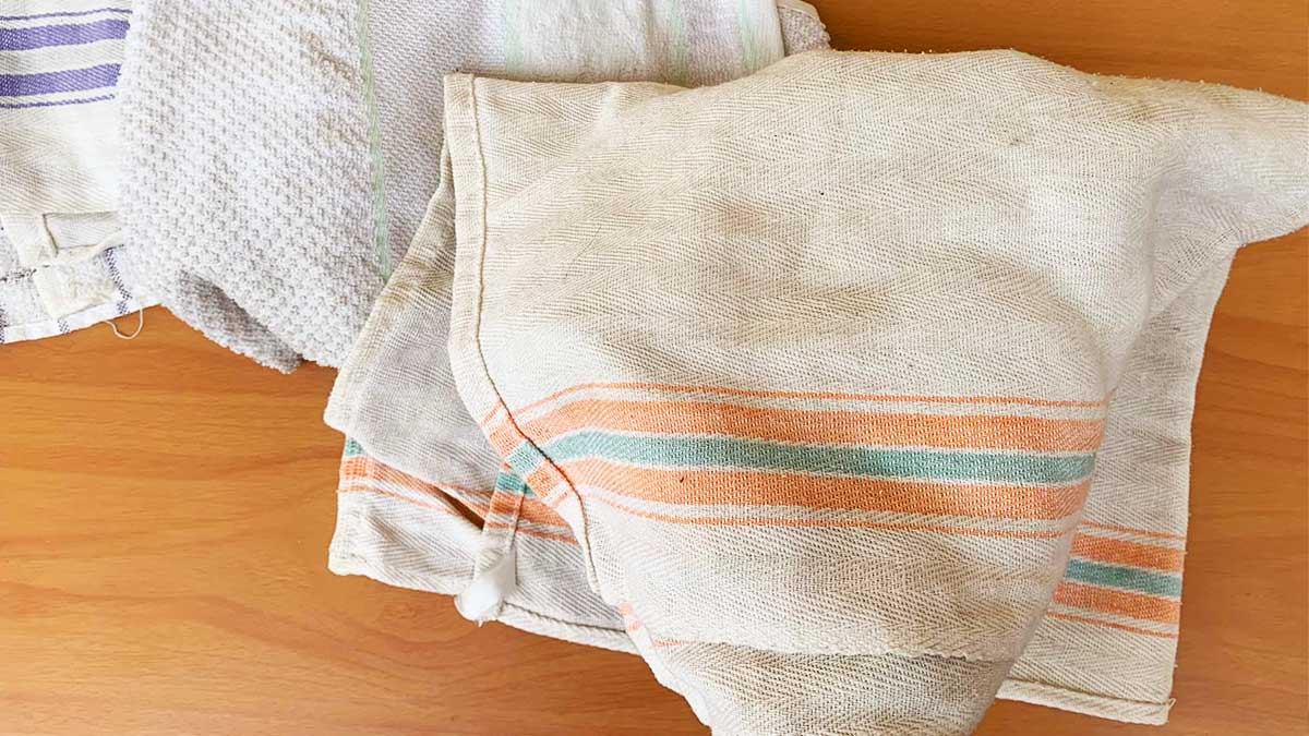 Perché anche dopo il lavaggio ad alte temperature le macchie dagli strofinacci non sono andate via
