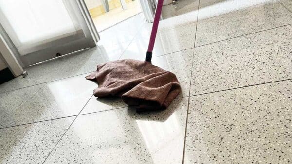 Più detergente non significa pavimenti più puliti
