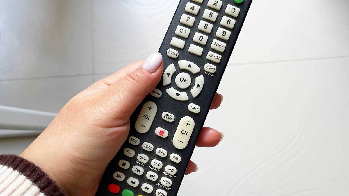Perché dovresti fare la pulizia di telecomando, tv e citofono e come farla in modo delicato