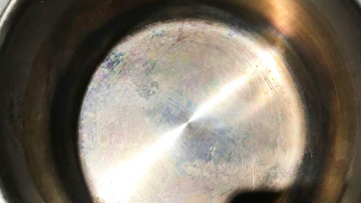 Come togliere gli aloni verdastri dalle pentole in acciaio
