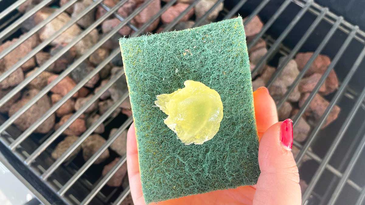 Come sgrassare bistecchiere e griglie dopo la grigliata in famiglia con metodi casalinghi
