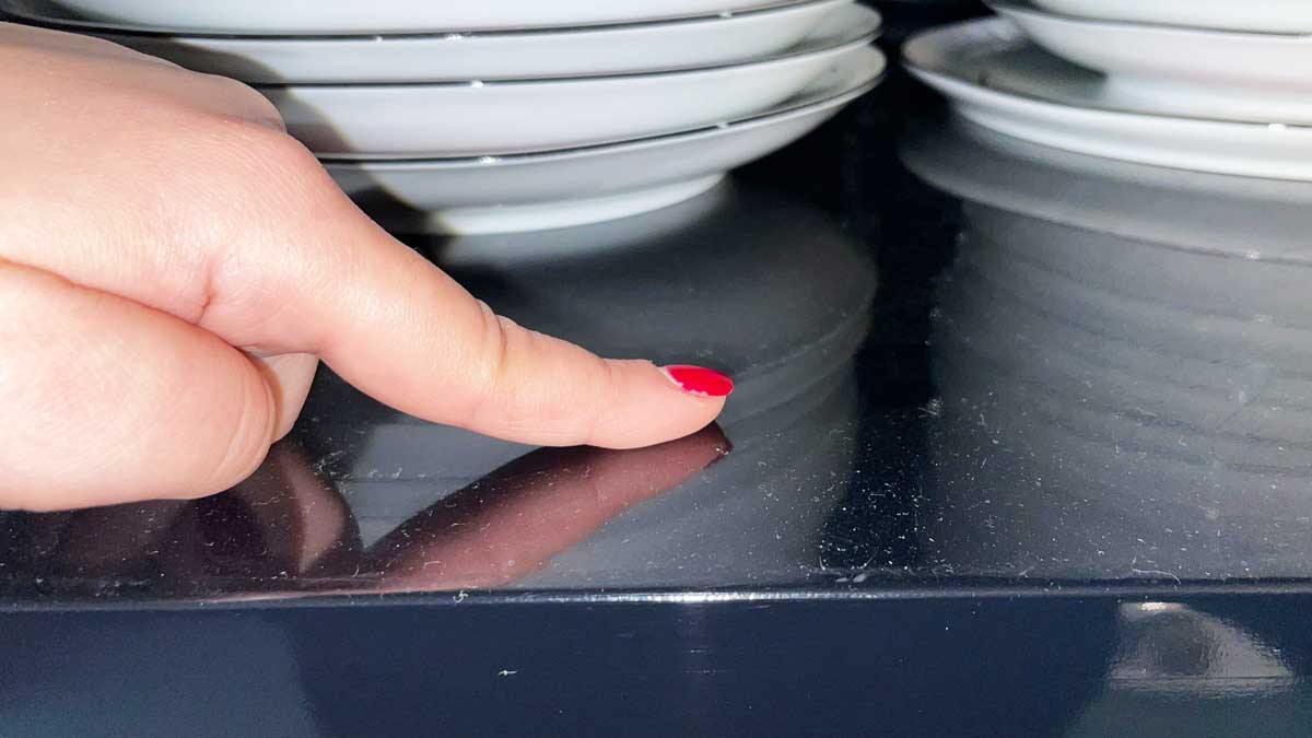 Come catturare la polvere sui mobili con rimedi naturali e trucchi casalinghi