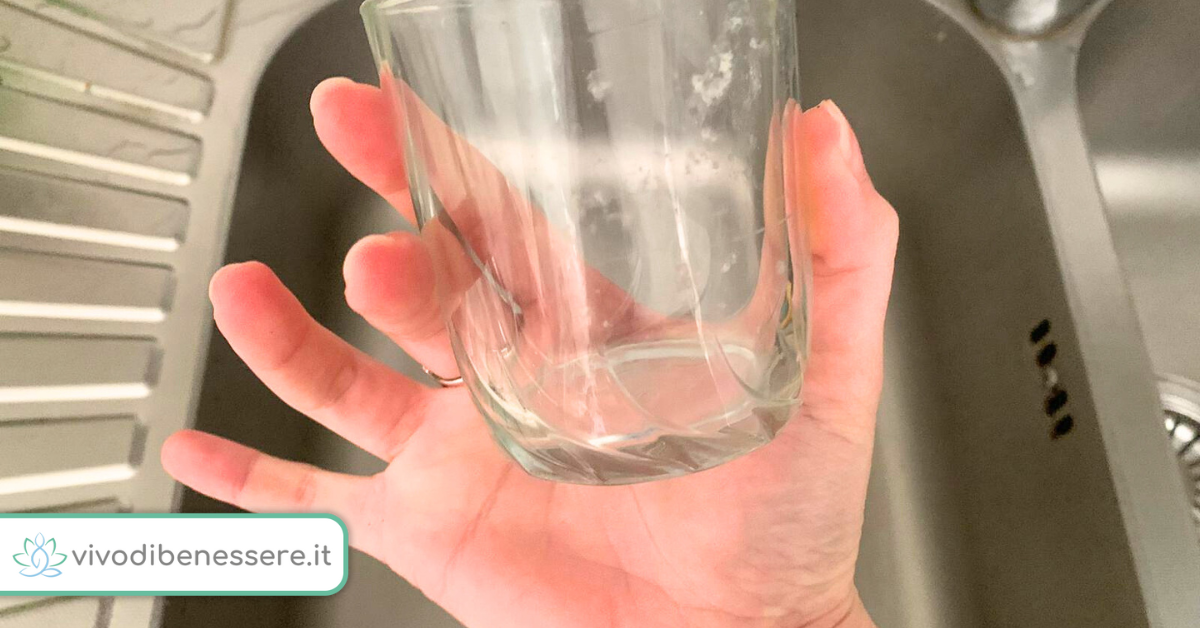 Come lavare i bicchieri a mano e togliere aloni e macchie di acqua