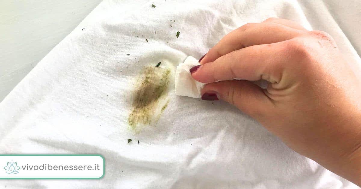 Come lo smacchio? I rimedi che funzionano davvero contro le macchie sui vestiti