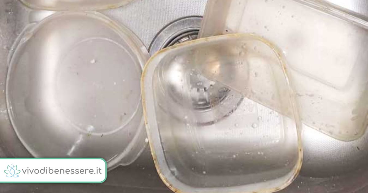 Come sgrassare i contenitori di plastica unti e ingialliti?
