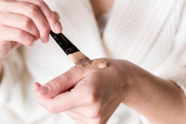 5 trucchi per stendere il fondotinta alla perfezione