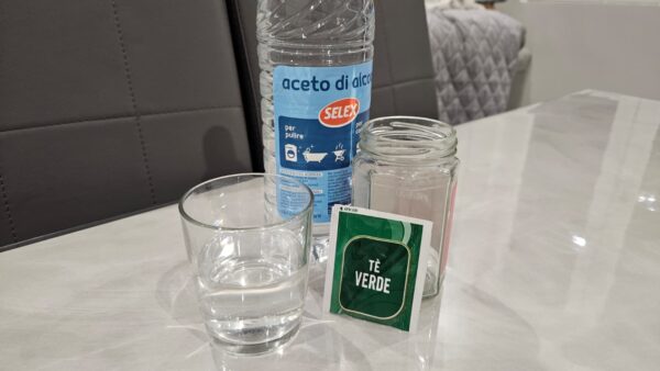 Come eliminare la puzza di umido in casa e sui panni con un solo rimedio naturale