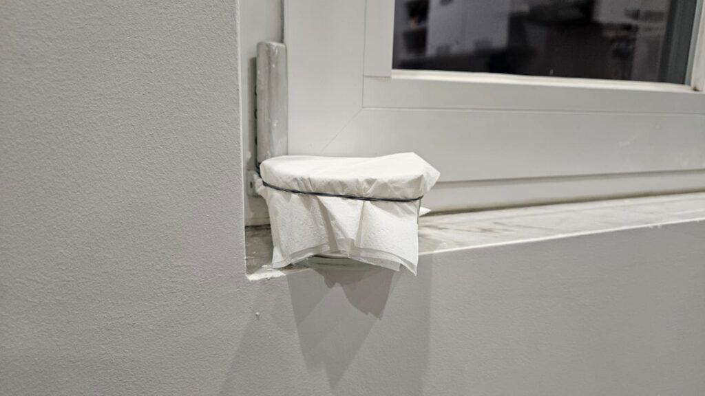 Umidità e chiuso li ho risolti in casa con il sale grosso da quando è arrivato il freddo