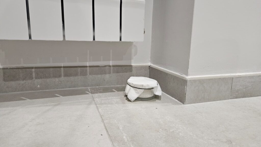 Umidità e chiuso li ho risolti in casa con il sale grosso da quando è arrivato il freddo