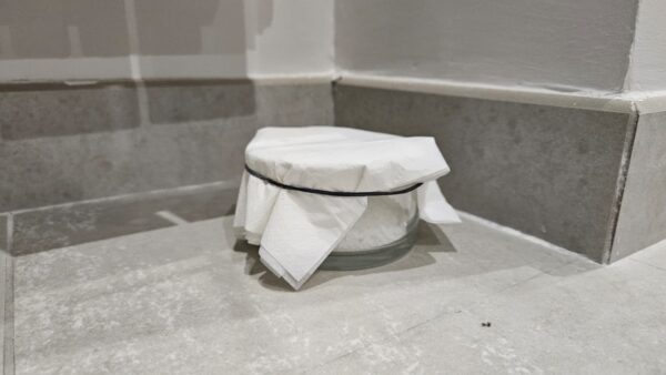 Umidità e chiuso li ho risolti in casa con il sale grosso da quando è arrivato il freddo