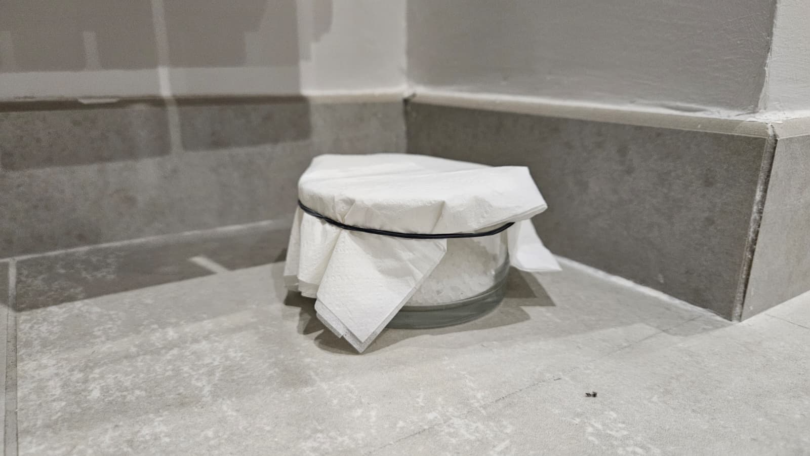 Umidità e chiuso li ho risolti in casa con il sale grosso da quando è arrivato il freddo