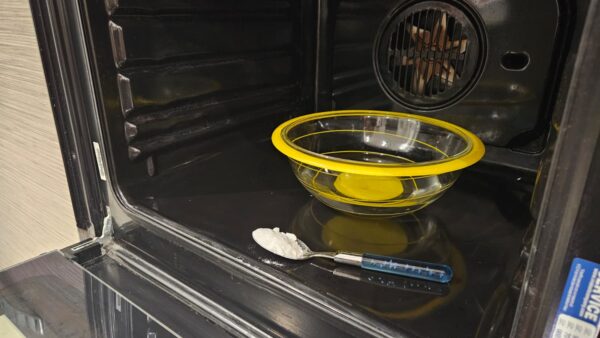 L’ingrediente che hai in cucina che scioglie il grasso del forno in un attimo