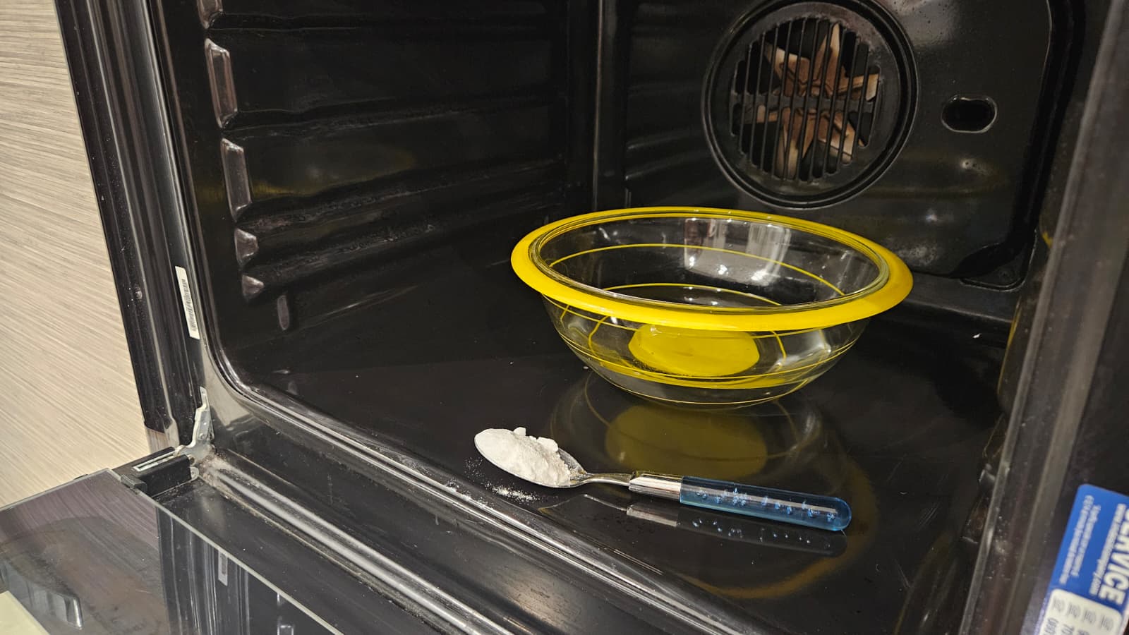 L’ingrediente che hai in cucina che scioglie il grasso del forno in un attimo L’ingrediente che hai in cucina che scioglie il grasso del forno in un attimo