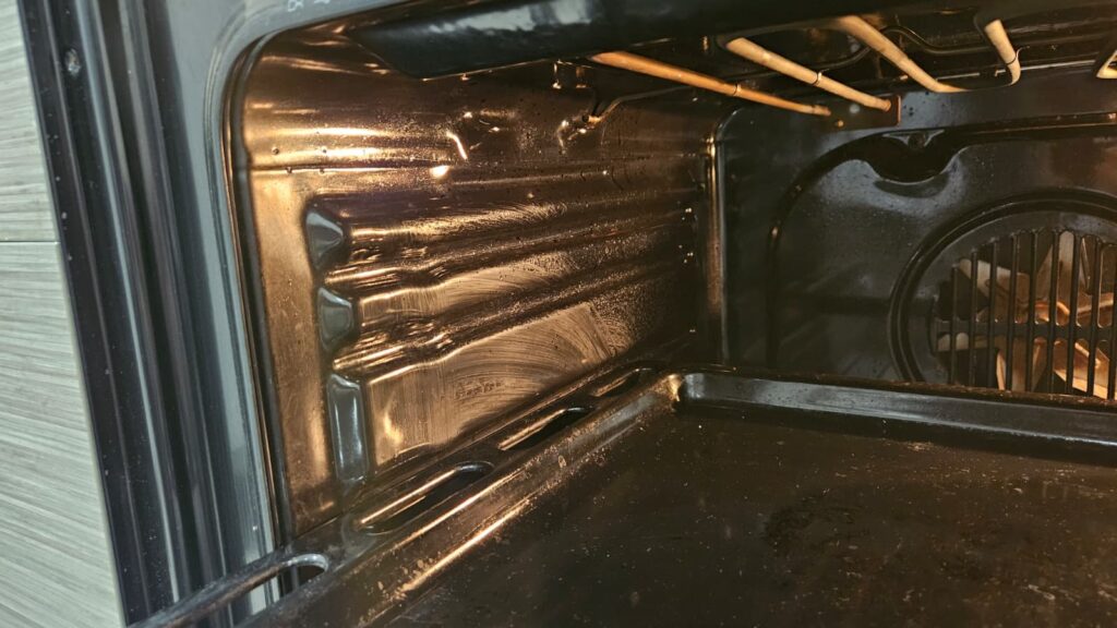 Questa cremina per sgrassare il forno non la conoscono tutti ma funziona davvero Questa cremina per sgrassare il forno non la conoscono tutti ma funziona davvero