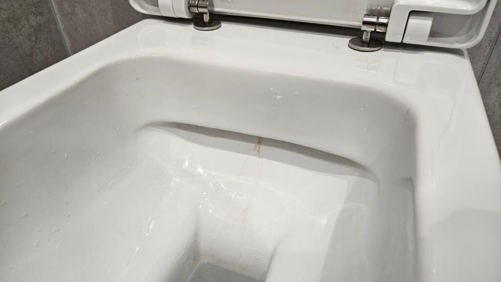 La strisciata di ruggine nel WC in bagno va via senza dover più faticare La strisciata di ruggine nel WC in bagno va via senza dover più faticare