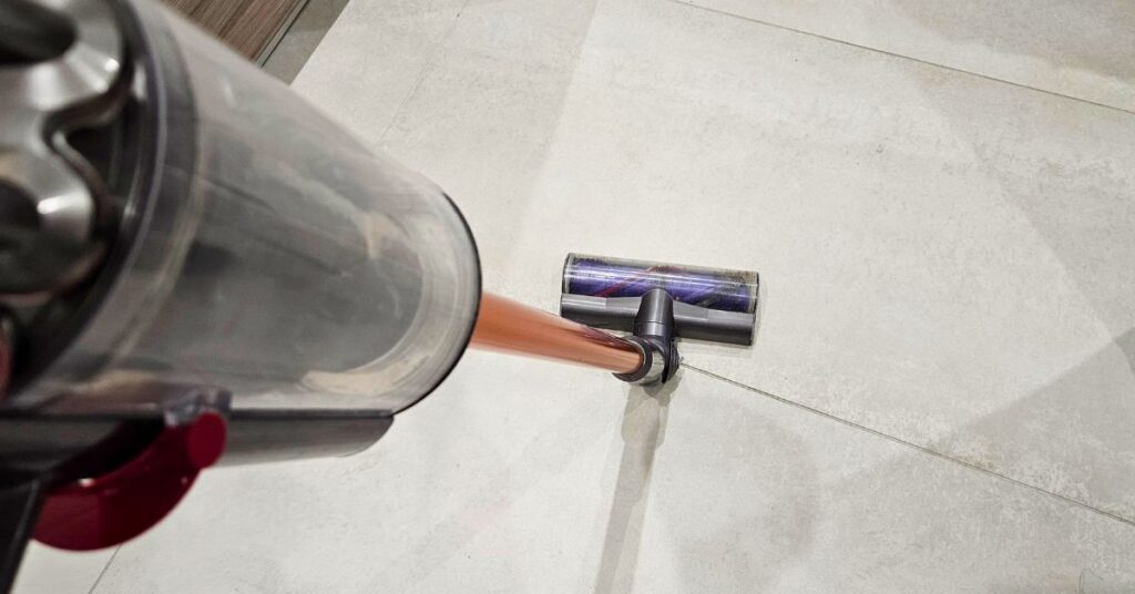 Per profumare casa mentre passi l’aspirapolvere basta usare il serbatoio