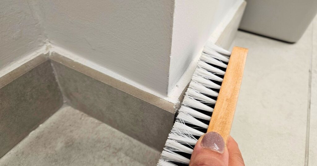 Questa è la regola d’oro per pulire i battiscopa per non creare altro sporco