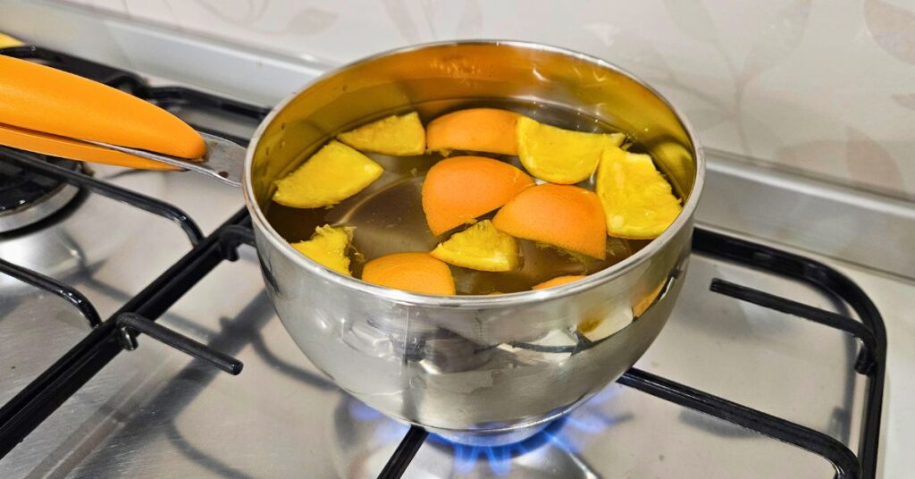 Come riutilizzare le bucce di arancia per profumare e pulire casa con zero sprechi Come riutilizzare le bucce di arancia per profumare e pulire casa con zero sprechi