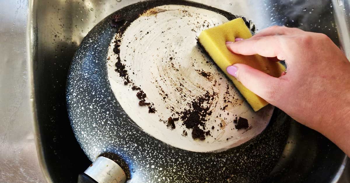 Per grattare il fondo di pentole padelle questo è il rimedio che non avevo mai provato