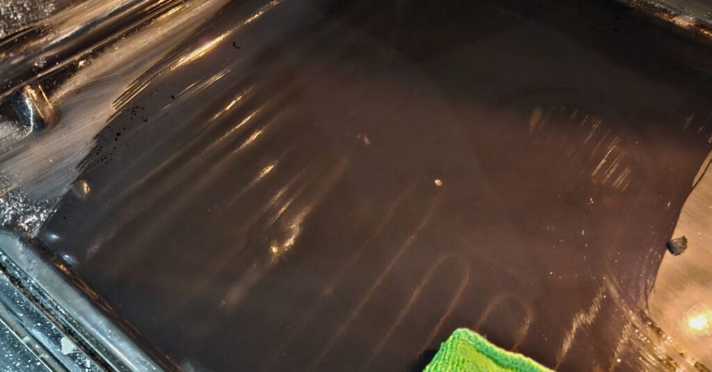 Questa cremina per sgrassare il forno non la conoscono tutti ma funziona davvero Questa cremina per sgrassare il forno non la conoscono tutti ma funziona davvero