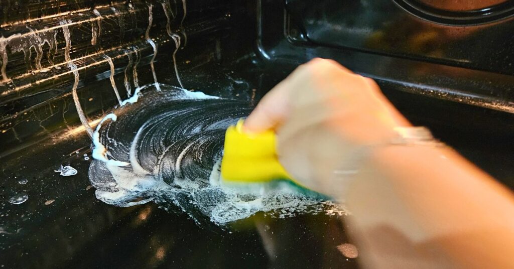 Questa cremina per sgrassare il forno non la conoscono tutti ma funziona davvero Questa cremina per sgrassare il forno non la conoscono tutti ma funziona davvero