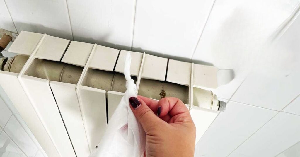 Per pulire il termosifone da cima a fondo il metodo che uso richiede un po’ di pratica Per pulire il termosifone da cima a fondo il metodo che uso richiede un po’ di pratica