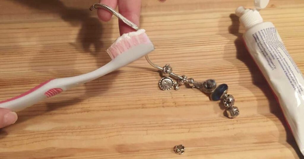 Una ciotola con alluminio e sale lucida ciondoli e braccialetti d’argento Una ciotola con alluminio e sale lucida ciondoli e braccialetti d’argento