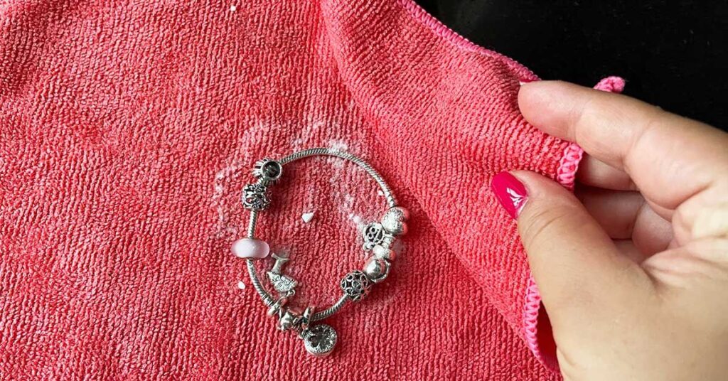 Una ciotola con alluminio e sale lucida ciondoli e braccialetti d’argento Una ciotola con alluminio e sale lucida ciondoli e braccialetti d’argento