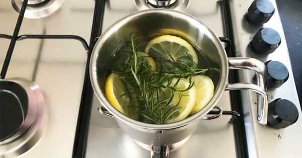 Gli ambienti chiusi tornano profumati di mare con un semplice pentolino con limone e rosmarino