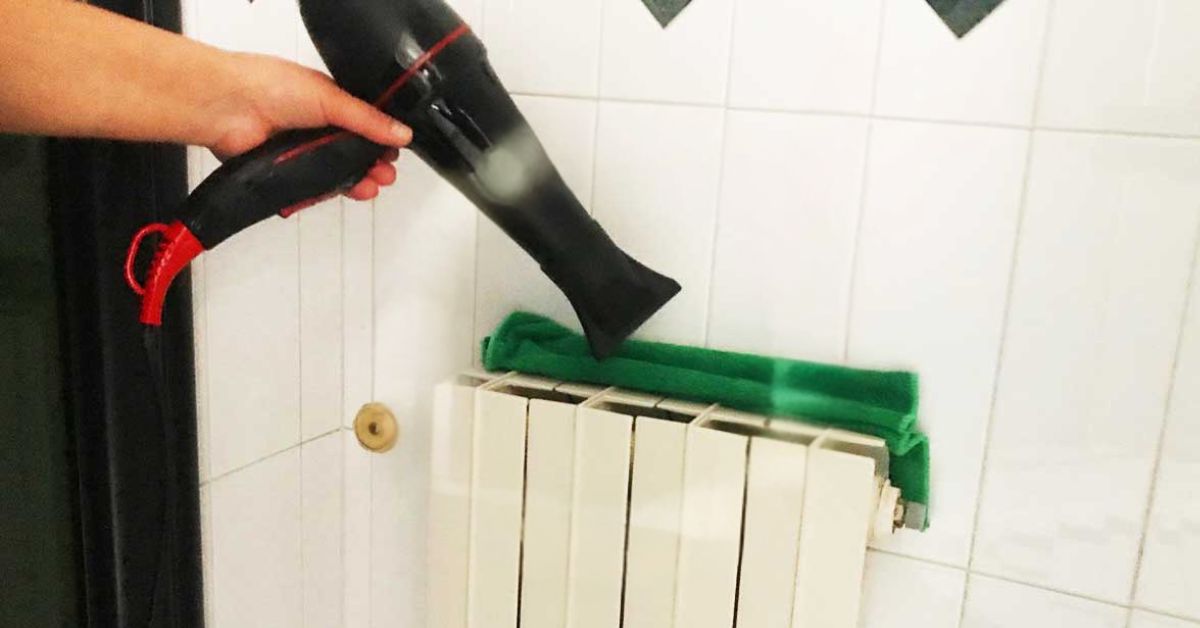 Quando si forma la polvere dietro ai termosifoni il metodo del phon permette toglierla senza farla volare per casa