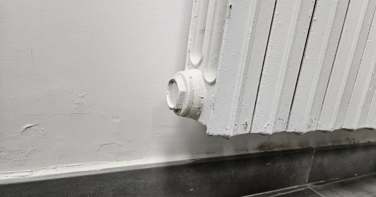 Dove si accumula la polvere quando accendi i termosifoni e come non farla tornare