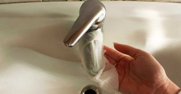 Con un semplice strappo di carta assorbente il calcare dai rubinetti sparisce