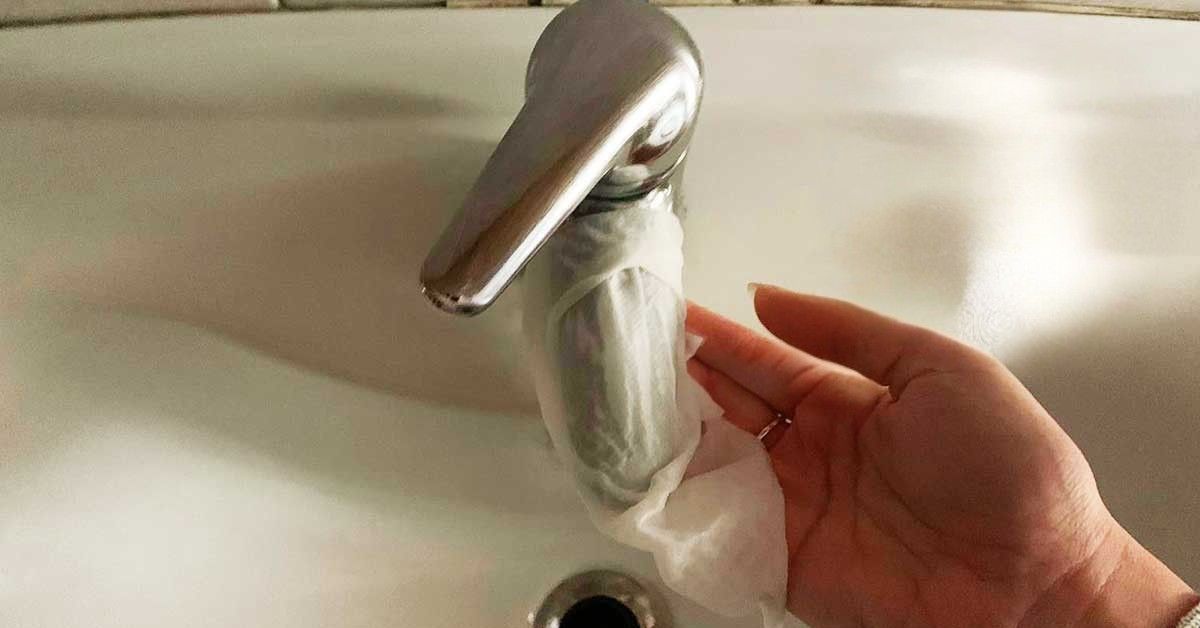 Con un semplice strappo di carta assorbente il calcare dai rubinetti sparisce