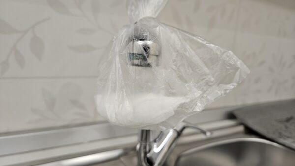 Come ho tolto il calcare dai rubinetti con il metodo del sacchetto