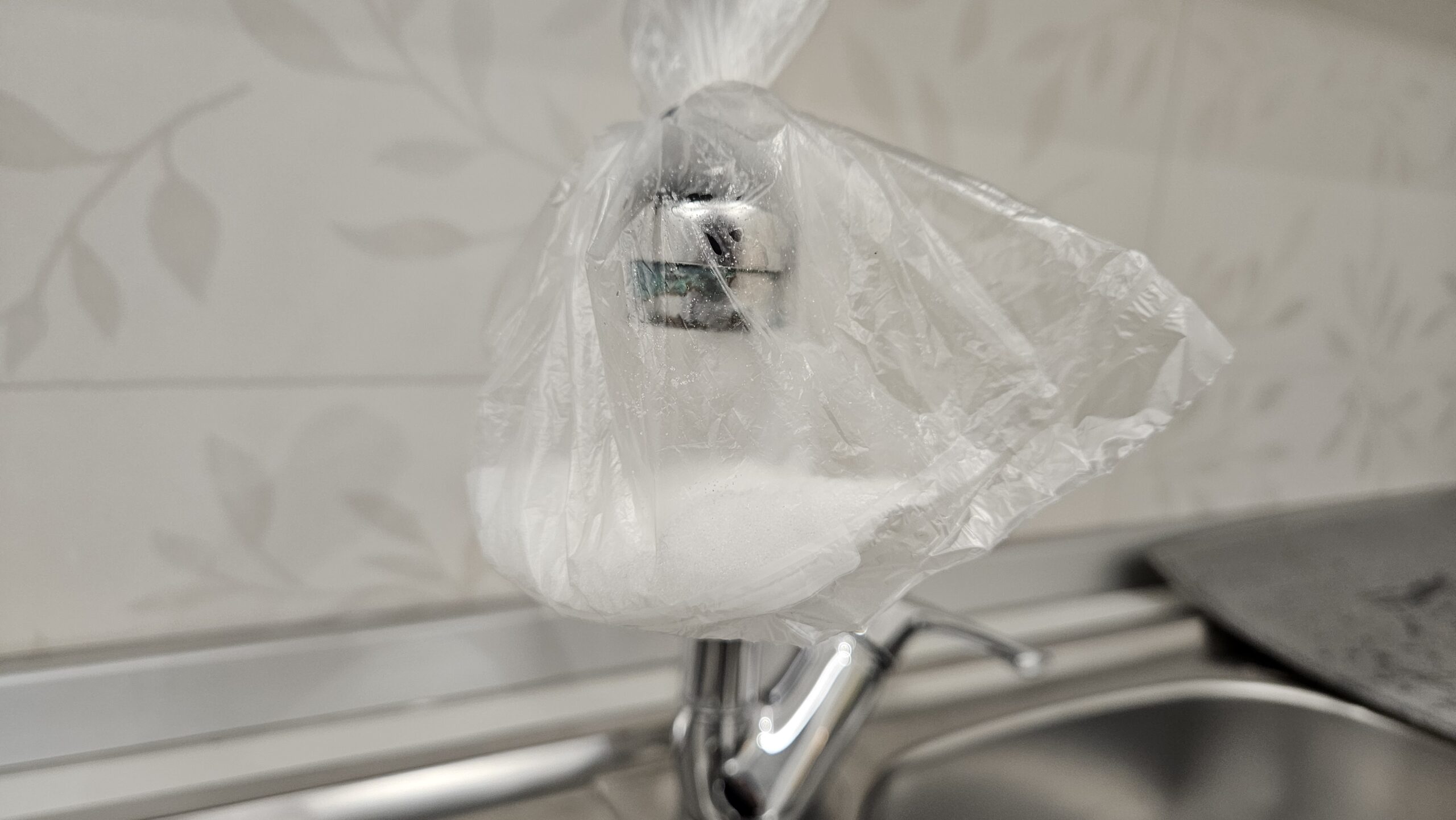 Come ho tolto il calcare dai rubinetti con il metodo del sacchetto