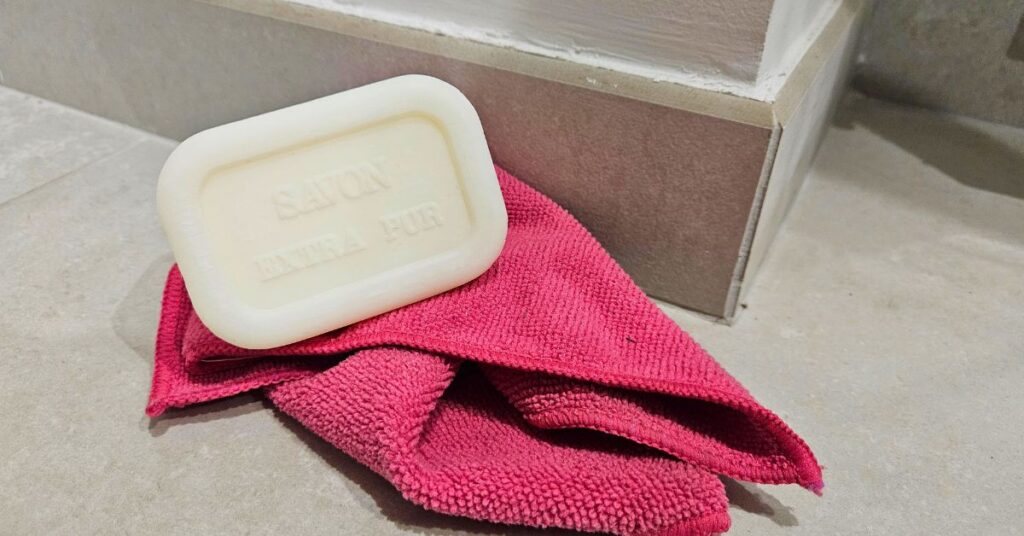 Dove si accumula la polvere quando accendi i termosifoni e come non farla tornare