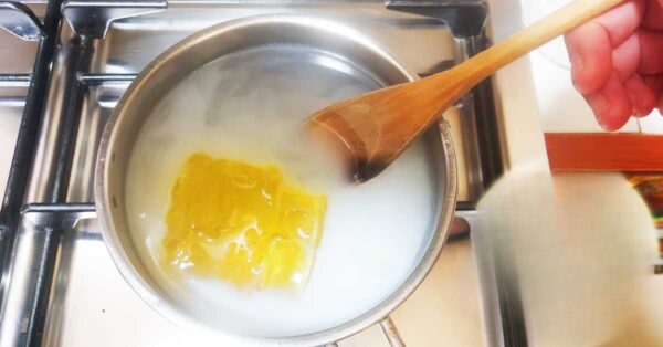 Per lavare i pavimenti ancora in pochi usano il sapone giallo della nonna