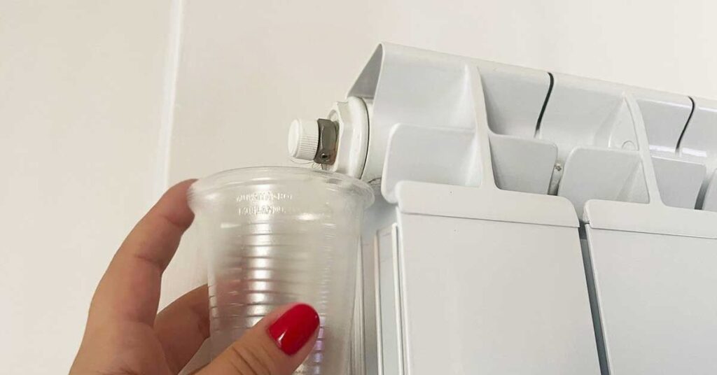 Per pulire il termosifone da cima a fondo il metodo che uso richiede un po’ di pratica Per pulire il termosifone da cima a fondo il metodo che uso richiede un po’ di pratica