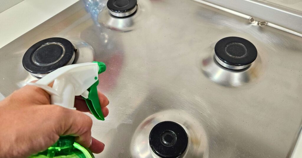 Con lo sgrassatore alle mele non c’è più la patina di grasso sulla cucina e non puzza di aceto Con lo sgrassatore alle mele non c’è più la patina di grasso sulla cucina e non puzza di aceto